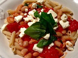 Entdecken Sie die griechische Küche mit unserer köstlichen Kombination aus griechischen Nudeln, Tomaten und weißen Bohnen!