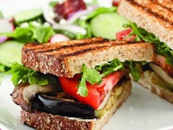 Genießen Sie den Abend mit unserem köstlichen Rezept für gegrillte Auberginen und Portobello-Sandwiches! Recipe